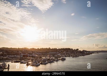 West Cowes Marina sur l'île de Wight au coucher du soleil sur une soirée d'été dorée Banque D'Images