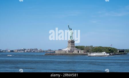 Vue de la Statue de la liberté, une sculpture néoclassique colossale sur Liberty Island dans le port de New York, aux États-Unis. Banque D'Images