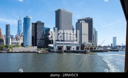 Vue de Whitehall terminal, un terminal de ferry utilisé par le ferry de Staten Island reliant les arrondissements insulaires de Manhattan et Staten Island à New York Banque D'Images