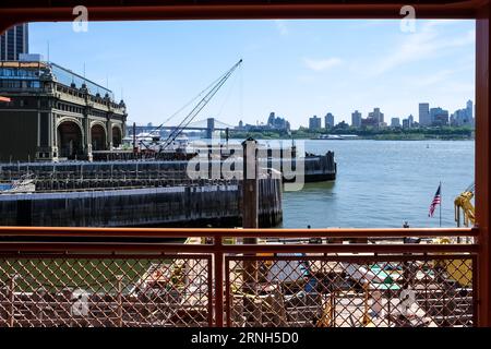 Vue depuis Whitehall terminal, un terminal de ferry utilisé par le ferry de Staten Island, qui relie les arrondissements insulaires de Manhattan et Staten Island. Banque D'Images