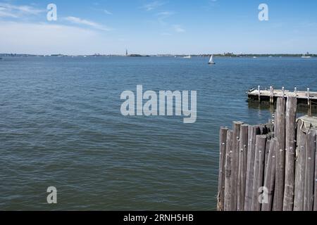 Vue depuis Whitehall terminal, un terminal de ferry utilisé par le ferry de Staten Island, qui relie les arrondissements insulaires de Manhattan et Staten Island. Banque D'Images