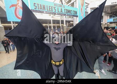 (161029) -- LOS ANGELES, Oct. 29, 2016 -- An Anime fan dressed up as the comic and animation character Batman pose for photos during the 2016 Stan Lee s Comic Con Expo at the Los Angeles Convention Center in Los Angeles, the United States, Oct. 28, 2016. Stan Lee, chairman emeritus of Marvel Comics, has published more than 2 billion copies of comic books and created Spider Man, The Incredible Hulk, X-Men and other Marvel Comics characters. ) (zf) U.S.-LOS ANGELES-STAN LEE-COMIC CON ZhaoxHanrong PUBLICATIONxNOTxINxCHN   Los Angeles OCT 29 2016 to Anime supporter Dressed up As The Comic and Anim Stock Photo