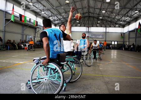 (161029) -- KABOUL, le 29 octobre 2016 -- des joueurs handicapés afghans participent à un tournoi national de basketball en fauteuil roulant entre les provinces de Hérat et de Kandahar à Kaboul, capitale de l'Afghanistan, le 29 octobre 2016. Un tournoi de basketball en fauteuil roulant de sept jours organisé par le Comité international de la Croix-Rouge (CICR) parmi huit équipes s’est achevé samedi à Kaboul. L'équipe de la province de Kandahar a remporté le tournoi. ) (SP)AFGHANISTAN-KABUL-DISABLED-BASKETBALL TOURNAMENT RahmatxAlizadah PUBLICATIONxNOTxINxCHN Kaboul OCT 29 2016 joueurs afghans HANDICAPÉS s'affrontent lors d'un National Wheelchair Basketball Banque D'Images