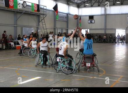 (161029) -- KABOUL, le 29 octobre 2016 -- des joueurs handicapés afghans participent à un tournoi national de basketball en fauteuil roulant entre les provinces de Hérat et de Kandahar à Kaboul, capitale de l'Afghanistan, le 29 octobre 2016. Un tournoi de basketball en fauteuil roulant de sept jours organisé par le Comité international de la Croix-Rouge (CICR) parmi huit équipes s’est achevé samedi à Kaboul. L'équipe de la province de Kandahar a remporté le tournoi. ) (SP)AFGHANISTAN-KABUL-DISABLED-BASKETBALL TOURNAMENT RahmatxAlizadah PUBLICATIONxNOTxINxCHN Kaboul OCT 29 2016 joueurs afghans HANDICAPÉS s'affrontent lors d'un National Wheelchair Basketball Banque D'Images