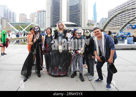 Les participants déguisés en zombies posent pour des photos avec les visiteurs lors de la Toronto Zombie Walk 2016 au Nathan Phillips Square à Toronto, Canada, le 29 octobre 2016. Des centaines de participants se sont réunis samedi pour célébrer Halloween à Toronto. ) (cyc) CANADA-TORONTO-ZOMBIE WALK ZouxZheng PUBLICATIONxNOTxINxCHN les participants déguisés en zombies posent pour des photos avec les visiteurs lors de la Toronto Zombie Walk 2016 AU Nathan Phillips Square à Toronto Canada OCT 29 2016 des centaines de participants se sont réunis pour célébrer Halloween à Toronto samedi cyc Canada Toronto Zombie Walk ZouxZheng PUBLICATI Banque D'Images