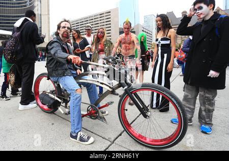 Les participants déguisés en zombies posent pour des photos lors de la Toronto Zombie Walk 2016 au Nathan Phillips Square à Toronto, Canada, le 29 octobre 2016. Des centaines de participants se sont réunis samedi pour célébrer Halloween à Toronto. ) (cyc) CANADA-TORONTO-ZOMBIE WALK ZouxZheng PUBLICATIONxNOTxINxCHN les participants déguisés en zombies posent pour des photos lors de la Toronto Zombie Walk 2016 AU Nathan Phillips Square à Toronto Canada OCT 29 2016 des centaines de participants se sont réunis pour célébrer Halloween à Toronto samedi cyc Canada Toronto ZouxZheng PUBLICATIONxNOTxINxCHN Banque D'Images