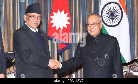 (161103) -- KATMANDOU, le 2 novembre 2016 -- le président indien Pranab Mukherjee (à droite) serre la main du Premier ministre népalais Pushpa Kamal Dahal lors d'une réunion à Katmandou, capitale du Népal, le 2 novembre 2016. Le président indien Pranab Mukherjee est arrivé mercredi à Katmandou pour une visite d’État de trois jours au Népal à l’invitation de son homologue népalais Bidhya Devi Bhandari. (lrz) NÉPAL-KATMANDOU-PRÉSIDENT INDIEN-VISITE PradeepxRajxOnta PUBLICATIONxNOTxINxCHN Katmandou novembre 2 2016 le Président indien Pranab Mukherjee serre la main du Premier ministre népalais Pushpa Kamal Dahal lors d'une réunion à Kath Banque D'Images