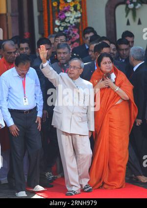 (161103) -- KATMANDOU, 3 novembre 2016 -- le président indien Pranab Mukherjee (2e L, front) fait signe après avoir offert ses prières au temple Pashupatinath à Katmandou, Népal, le 3 novembre 2016. Le président indien Pranab Mukherjee est arrivé mercredi à Katmandou pour une visite d'État de trois jours au Népal. (dtf) NÉPAL-KATHMANDU-PRÉSIDENT INDIEN-VISITE SunilxSharma PUBLICATIONxNOTxINxCHN Katmandou nov 3 2016 le Président indien Pranab Mukherjee 2nd l Front Waves après avoir offert ses prières AU temple Pashupatinath à Katmandou Népal nov 3 2016 le Président indien Pranab Mukherjee est arrivé à Katmandou mercredi pour un T Banque D'Images