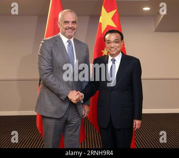 (161104) -- RIGA, le 4 novembre 2016 -- le premier ministre chinois Li Keqiang (R) rencontre le premier ministre albanais EDI Rama à Riga, Lettonie, le 4 novembre 2016.) (Zyd) LETTONIE-RIGA-LI KEQIANG-RAMA-MEETING LiuxWeibing PUBLICATIONxNOTxINxCHN Riga nov 4 2016 le Premier ministre chinois gauche Keqiang r rencontre les premiers ministres albanais EDI Rama à Riga Lettonie nov 4 2016 ZYD Lettonie Riga gauche Keqiang Rama Réunion LiuxWeibing PUBLICATIONxNOTxNOTxINxCHN Banque D'Images