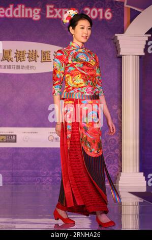 (161105) -- HONG KONG, 5 novembre 2016 -- Un mannequin présente une robe de mariée traditionnelle chinoise à Hong Kong Wedding Expo 2016 à Hong Kong, Chine méridionale, le 5 novembre 2016.) (wx) CHINE-HONG KONG-ROBES DE MARIÉE TRADITIONNELLES (CN) LixPeng PUBLICATIONxNOTxINxCHN Hong Kong nov 5 2016 un modèle présente une robe de mariée traditionnelle chinoise À Hong Kong Wedding EXPO 2016 à Hong Kong South China nov 5 2016 wx Chine Hong Kong robes de mariée traditionnelles CN LixPeng PUBLICATIONxNOTxINxCHN Banque D'Images