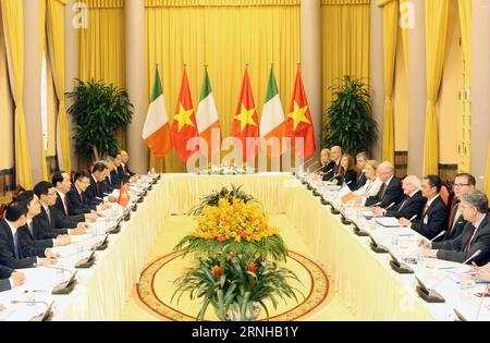 (161107) -- HANOI, 7 novembre 2016 -- le président vietnamien Tran Dai Quang (4e L) s'entretient avec le président irlandais Michael D. Higgins (4e R) en visite à Hanoi, capitale du Vietnam, le 7 novembre 2016. Le Vietnam et l'Irlande ont signé lundi des accords sur le renforcement de la coopération dans les domaines de l'éducation et de la formation, de l'énergie éolienne, des technologies de l'information, des postes et télécommunications et d'autres domaines. )(zhf) VIETNAM-HANOI-IRLANDE-PRÉSIDENT-VISITE VNA PUBLICATIONxNOTxINxCHN Hanoi novembre 7 2016 le Président vietnamien Tran Dai Quang 4e l s'entretient avec le Président irlandais Michael D Higgins 4e r en visite à Hanoi capitale du Viet Banque D'Images