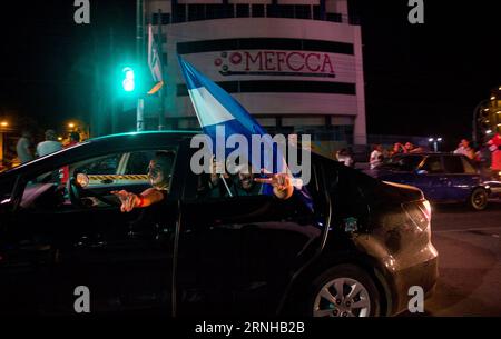 MANAGUA, le 6 novembre 2016 -- les partisans du Front sandiniste de libération nationale (FSLN) célèbrent après avoir pris connaissance des résultats préliminaires des élections générales qui ont eu lieu à Managua, capitale du Nicaragua, le 7 novembre 2016. Le président nicaraguayen Daniel Ortega a remporté les élections présidentielles, a confirmé lundi le Conseil électoral suprême (CSE). NICARAGUA-MANAGUA-ELECTIONS OscarxNavarrete PUBLICATIONxNOTxINxCHN Managua Nov 6 2016 les partisans du Front sandiniste de libération nationale FSLN célèbrent après avoir connu les résultats préliminaires des élections générales dans la capitale du Nicaragua Managua LE novembre Banque D'Images