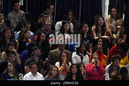 (161109) -- NEW YORK, 9 novembre 2016 -- les partisans de la candidate démocrate Hillary Clinton réagissent en regardant le résultat du vote à New York, aux États-Unis, le 9 novembre 2016. Le républicain Donald Trump a battu sa rivale démocrate Hillary Clinton dans une course serrée pour remporter la 45e présidence américaine tôt mercredi, tirant un bouleversement majeur après un cycle de campagne controversé et scandaleux. (hy) Etats-Unis-NEW YORK-ÉLECTIONS PRÉSIDENTIELLES-PEUPLE YinxBogu PUBLICATIONxNOTxINxCHN New York novembre 9 2016 les partisans de la candidate démocrate Hillary Clinton l'administration réagissent alors qu'ils regardent le résultat du vote à New York le U. Banque D'Images