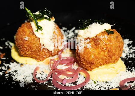 Bals d'arancini servis à la Valette, Malte. Ils sont l'un des nombreux plats populaires à Malte influencé par la cuisine italienne, et plus particulièrement sicilienne. Banque D'Images