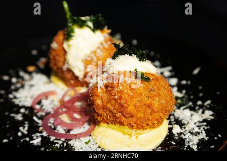 Bals d'arancini servis à la Valette, Malte. Ils sont l'un des nombreux plats populaires à Malte influencé par la cuisine italienne, et plus particulièrement sicilienne. Banque D'Images