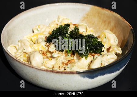 Un bol de pâtes farcies servi à la Valette, Malte. Comme beaucoup de plats populaires servis à Malte, il est influencé par la cuisine italienne. Banque D'Images