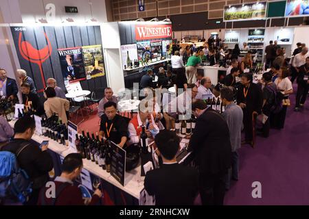People visit the 9th Hong Kong International Wine and Spirits Fair in Hong Kong, south China, Nov. 10, 2016. About 1,060 exhibitors from 37 countries and regions participated in the fair. Lui Siu Wai)(mcg) CHINA-HONG KONG-WINE & SPIRITS FAIR (CN) LuixSuixWai PUBLICATIONxNOTxINxCHN   Celebrities Visit The 9th Hong Kong International Wine and Spirits Fair in Hong Kong South China Nov 10 2016 About 1 060 exhibitors from 37 Countries and Regions participated in The Fair Lui Siu Wai McG China Hong Kong Wine & Spirits Fair CN LuixSuixWai PUBLICATIONxNOTxINxCHN Banque D'Images