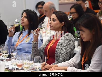 Les gens dégustent du vin lors de la 9e Foire internationale des vins et spiritueux de Hong Kong à Hong Kong, dans le sud de la Chine, le 10 novembre 2016. Environ 1 060 exposants de 37 pays et régions ont participé à la foire. Lui Siu Wai)(mcg) CHINA-HONG KONG-WINE & SPIRITS FAIR (CN) LuixSuixWai PUBLICATIONxNOTxINxCHN célébrités Button Wine lors de la 9e Foire internationale des vins et spiritueux de Hong Kong en Chine du Sud novembre 10 2016 environ 1 060 exposants de 37 pays et régions ont participé à la Foire lui Siu Wai MCG Chine Hong Kong Wine & Spirits Fair CN LuixSuixWai PUBLICATIONxNOTxINxCHN Banque D'Images