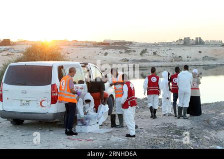 Leichen toter Bootsflüchtlinge in Libyen entdeckt (161111) -- TRIPOLI, 11 novembre 2016 -- des membres du Croissant-Rouge libyen travaillent sur le site où les corps d’immigrants illégaux noyés sont retrouvés après que leur bateau se dirigeant vers l’Europe a coulé dans la mer, sur la plage de la région Maya, à environ 30 km à l’ouest de la capitale Tripoli, Libye, le 10 novembre 2016.) (Zhf) LIBYE-TRIPOLI-IMMIGRANTS ILLÉGAUX HamzaxTurkia PUBLICATIONxNOTxINxCHN cadavres des gens de bateau morts en Libye découvert 161111 Tripoli nov 11 2016 des membres du Croissant-Rouge libyen travaillent SUR le site où les corps des immigrants illégaux noyés sont trouvés AF Banque D'Images