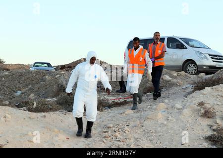 Leichen toter Bootsflüchtlinge in Libyen entdeckt (161111) -- TRIPOLI, 11 novembre 2016 -- des membres du Croissant-Rouge libyen travaillent sur le site où les corps d’immigrants illégaux noyés sont retrouvés après que leur bateau se dirigeant vers l’Europe a coulé dans la mer, sur la plage de la région Maya, à environ 30 km à l’ouest de la capitale Tripoli, Libye, le 10 novembre 2016.) (Zhf) LIBYE-TRIPOLI-IMMIGRANTS ILLÉGAUX HamzaxTurkia PUBLICATIONxNOTxINxCHN cadavres des gens de bateau morts en Libye découvert 161111 Tripoli nov 11 2016 des membres du Croissant-Rouge libyen travaillent SUR le site où les corps des immigrants illégaux noyés sont trouvés AF Banque D'Images