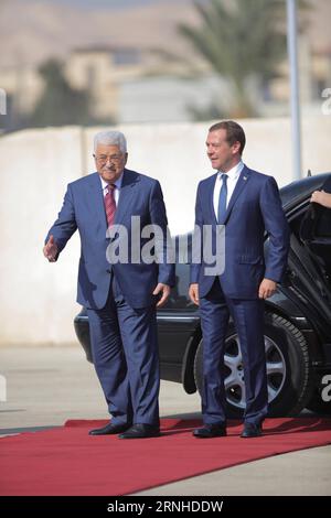 (161111) -- JÉRICHO, 11 novembre 2016 -- le président palestinien Mahmoud Abbas (à gauche) accueille le Premier ministre russe Dmitri Medvedev à son arrivée dans la ville de Jéricho en Cisjordanie le 11 novembre 2016.) (gl) MIDEAST-JERICHO-RUSSIA-MEDVEDEV-VISIT FadixArouri PUBLICATIONxNOTxINxCHN 161111 Jericho nov 11 2016 le Président PALESTINIEN Mahmoud Abbas accueille le Premier ministre russe Dmitri Medvedev À son arrivée à Jéricho en CISJORDANIE LE 11 2016 novembre GL Mideast Jericho Russia Medvedev Visit FadixArouri PUBLICATIONxNOTxNOTxINxCHN Banque D'Images