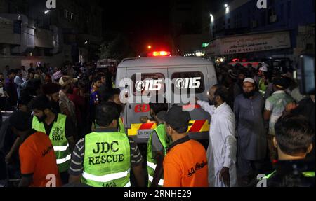 Une ambulance transportant des victimes de l'explosion d'un sanctuaire arrive à un hôpital à Karachi, au Pakistan, le 12 novembre 2016. Au moins 40 personnes ont été tuées et plus de 100 autres blessées après qu'un attentat suicide ait frappé un sanctuaire dans le district du Baloutchistan du sud-ouest du Pakistan samedi soir, ont déclaré les médias locaux et les responsables. (zc) PAKISTAN-KARACHI-BLAST-HOSPITAL Arshad PUBLICATIONxNOTxINxCHN à Ambulance transportant des victimes de Shrine Blast arrive À un hôpital de Karachi Pakistan LE 12 2016 novembre, au moins 40 célébrités ont été TUÉES et plus de 100 autres blessées après un suicide Blast a frappé un sanctuaire dans le sud-ouest du Pakistan Baloch Banque D'Images