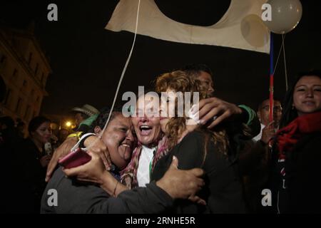 Les gens réagissent en écoutant l’annonce d’un accord de paix révisé entre le gouvernement colombien et les Forces armées révolutionnaires de Colombie (FARC), sur la place Bolivar à Bogota, capitale de la Colombie, le 12 novembre 2016. Le gouvernement colombien et les FARC ont signé samedi un nouvel accord de paix après neuf jours de négociations intenses à la Havane. Jhon Paz) (ma) (fnc) (sxk) (CRÉDIT OBLIGATOIRE, PAS D'ARCHIVES, PAS DE VENTES, USAGE ÉDITORIAL SEULEMENT, COLOMBIE SORTI) COLOMBIE-BOGOTA-FARC-PEACE AGREEMENT-PEOPLE S RESPONSE e COLPRENSA PUBLICATIONxNOTxINxCHN les célébrités réagissent en écoutant l'ANNOU Banque D'Images