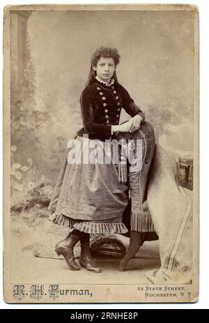 Une photographie de carte de cabinet d'une jeune femme américaine à la mode, vers 1880, du studio du photographe R.H. Furman, Rochester, New York Banque D'Images