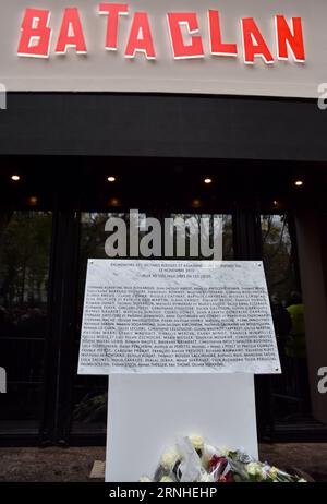 Paris : Gedenken an die Opfer der Terroranschläge photo prise le 13 novembre 2016 montre une plaque en mémoire des victimes devant la salle de concert Bataclan à Paris, France, le 13 novembre 2016. Le président français François Hollande a ouvert une journée nationale de commémoration un an après les attentats terroristes qui ont frappé Paris. Des commémorations ont eu lieu dimanche dans la ville sur les lieux des attentats qui ont fait 130 morts. Thierry Mahe) (cyc) FRANCE-PARIS-ATTACKS-ANNIVERSARY LixGenxing PUBLICATIONxNOTxINxCHN Paris souvenir des victimes les attentats terroristes la photo prise le 13 2016 novembre montre une plaque en mémoire Banque D'Images