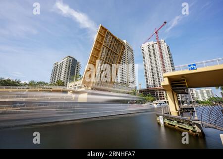 Mouvement de longue exposition flou yacht passant sous un pont-levis fort Lauderdale FL New River Banque D'Images