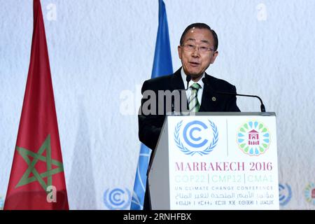 (161115) -- MARRAKECH, 15 novembre 2016 -- le Secrétaire général des Nations Unies Ban Ki-moon prononce l’ouverture du segment de haut niveau conjoint de la 22e Conférence des Parties à la Convention-cadre des Nations Unies sur les changements climatiques (COP22) et de la 12e Conférence des Parties au Protocole de Kyoto (CMP12) à Marrakech, Maroc, le 15 novembre 2016. Le segment conjoint de haut niveau de la COP22 et de la CMP12 s’est ouvert ici mardi.) (lrz) MAROC-MARRAKECH-COP 22-OUVERTURE DU SEGMENT DE HAUT NIVEAU ZhaoxDingzhe PUBLICATIONxNOTxINxCHN Marrakech nov 15 2016 le Secrétaire général des Nations Unies Ban KI Moon s'adresse à T Banque D'Images