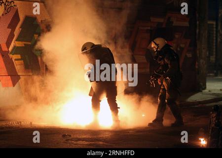 Obama à Griechenland - Ausschreitungen BEI Protesten à Athen une bombe à essence lancée par des manifestants explose à côté de la police anti-émeute lors d’une manifestation contre la visite du président américain Barack Obama dans le centre d’Athènes, en Grèce, le 15 novembre 2016. Le président américain Barack Obama est arrivé mardi à Athènes pour une visite de deux jours dans un contexte de mesures de sécurité draconiennes, car son voyage marque le premier voyage dans le pays par un dirigeant américain depuis 1999. (YY) GREECE-ATHENS-PROTEST-OBAMA-VISIT MariosxLolos PUBLICATIONxNOTxINxCHN Obama en Grèce émeutes lors de manifestations à Athènes une bombe pétrolière lancée par des manifestants explose à côté de Riot Banque D'Images