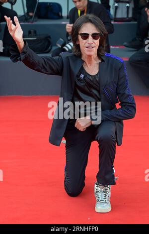 Venise Lido, Italie. 01 septembre 2023. Alberto Fortis assiste au tapis rouge du film Poor Things au Festival du film de Venise 80 au Palazzo del Cinema au Lido. Crédit : SOPA Images Limited/Alamy Live News Banque D'Images