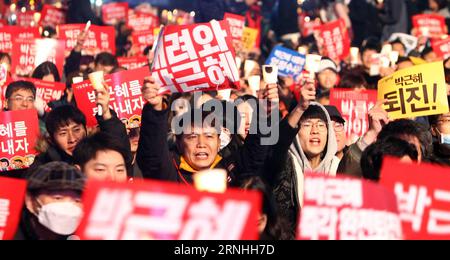 Südkorea : Massencontest gegen Park Geun hye à Séoul (161119) -- SÉOUL, 19 novembre 2016 -- des manifestants assistent à un rassemblement appelant à la démission du président sud-coréen Park Geun-hye à Séoul, Corée du Sud, le 19 novembre 2016. Près d'un million de Sud-Coréens ont défilé samedi soir pour exiger la démission de la présidente Park Geun-hye à cause de son plus grand scandale politique depuis son entrée en fonction en février 2013. (lrz) CORÉE DU SUD-SÉOUL-PRÉSIDENT-RASSEMBLEMENT YaoxQilin PUBLICATIONxNOTxINxCHN Corée du Sud manifestation de masse contre Park Geun hye à Séoul Séoul le 19 2016 novembre, les manifestants assistent à un rassemblement Banque D'Images