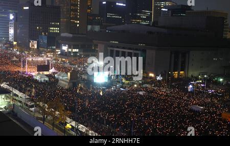 Südkorea : Massencontest gegen Park Geun hye à Séoul (161119) -- SÉOUL, 19 novembre 2016 -- des manifestants assistent à un rassemblement appelant à la démission du président sud-coréen Park Geun-hye à Séoul, Corée du Sud, le 19 novembre 2016. Près d'un million de Sud-Coréens ont défilé samedi soir pour exiger la démission de la présidente Park Geun-hye à cause de son plus grand scandale politique depuis son entrée en fonction en février 2013. (lrz) CORÉE DU SUD-SÉOUL-PRÉSIDENT-RASSEMBLEMENT YaoxQilin PUBLICATIONxNOTxINxCHN Corée du Sud manifestation de masse contre Park Geun hye à Séoul Séoul le 19 2016 novembre, les manifestants assistent à un rassemblement Banque D'Images