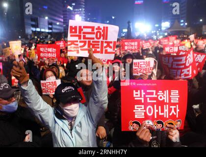 Südkorea : Massencontest gegen Park Geun hye à Séoul (161119) -- SÉOUL, 19 novembre 2016 -- des manifestants assistent à un rassemblement appelant à la démission du président sud-coréen Park Geun-hye à Séoul, Corée du Sud, le 19 novembre 2016. Près d'un million de Sud-Coréens ont défilé samedi soir pour exiger la démission de la présidente Park Geun-hye à cause de son plus grand scandale politique depuis son entrée en fonction en février 2013. (lrz) CORÉE DU SUD-SÉOUL-PRÉSIDENT-RASSEMBLEMENT YaoxQilin PUBLICATIONxNOTxINxCHN Corée du Sud manifestation de masse contre Park Geun hye à Séoul Séoul le 19 2016 novembre, les manifestants assistent à un rassemblement Banque D'Images