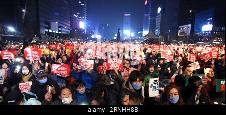 Südkorea : Massencontest gegen Park Geun hye à Séoul (161119) -- SÉOUL, 19 novembre 2016 -- des manifestants assistent à un rassemblement appelant à la démission du président sud-coréen Park Geun-hye à Séoul, Corée du Sud, le 19 novembre 2016. Près d'un million de Sud-Coréens ont défilé samedi soir pour exiger la démission de la présidente Park Geun-hye à cause de son plus grand scandale politique depuis son entrée en fonction en février 2013. (lrz) CORÉE DU SUD-SÉOUL-PRÉSIDENT-RASSEMBLEMENT YaoxQilin PUBLICATIONxNOTxINxCHN Corée du Sud manifestation de masse contre Park Geun hye à Séoul Séoul le 19 2016 novembre, les manifestants assistent à un rassemblement Banque D'Images