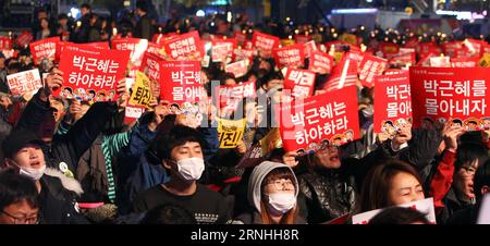 Südkorea : Massencontest gegen Park Geun hye à Séoul (161119) -- SÉOUL, 19 novembre 2016 -- des manifestants assistent à un rassemblement appelant à la démission du président sud-coréen Park Geun-hye à Séoul, Corée du Sud, le 19 novembre 2016. Près d'un million de Sud-Coréens ont défilé samedi soir pour exiger la démission de la présidente Park Geun-hye à cause de son plus grand scandale politique depuis son entrée en fonction en février 2013. (lrz) CORÉE DU SUD-SÉOUL-PRÉSIDENT-RASSEMBLEMENT YaoxQilin PUBLICATIONxNOTxINxCHN Corée du Sud manifestation de masse contre Park Geun hye à Séoul Séoul le 19 2016 novembre, les manifestants assistent à un rassemblement Banque D'Images