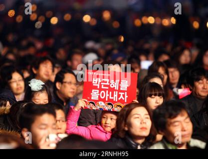 Südkorea : Massencontest gegen Park Geun hye à Séoul (161119) -- SÉOUL, 19 novembre 2016 -- des manifestants assistent à un rassemblement appelant à la démission du président sud-coréen Park Geun-hye à Séoul, Corée du Sud, le 19 novembre 2016. Près d'un million de Sud-Coréens ont défilé samedi soir pour exiger la démission de la présidente Park Geun-hye à cause de son plus grand scandale politique depuis son entrée en fonction en février 2013. (lrz) CORÉE DU SUD-SÉOUL-PRÉSIDENT-RASSEMBLEMENT YaoxQilin PUBLICATIONxNOTxINxCHN Corée du Sud manifestation de masse contre Park Geun hye à Séoul Séoul le 19 2016 novembre, les manifestants assistent à un rassemblement Banque D'Images