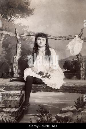 Portrait d'une jeune femme amérienne en studio de photographie, vers 1900. Banque D'Images