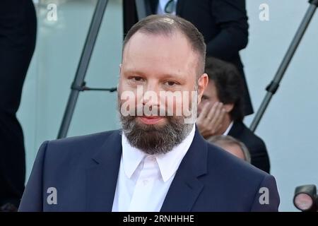 Venise Lido, Italie. 01 septembre 2023. Yorgos Lanthimos assiste au tapis rouge du film Poor Things au Festival du film de Venise 80 au Palazzo del Cinema au Lido. (Photo Mario Cartelli/SOPA Images/Sipa USA) crédit : SIPA USA/Alamy Live News Banque D'Images