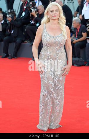 Venise Lido, Italie. 01 septembre 2023. Angela Ismailos assiste au tapis rouge du film Poor Things au Festival du film de Venise 80 au Palazzo del Cinema au Lido. (Photo Mario Cartelli/SOPA Images/Sipa USA) crédit : SIPA USA/Alamy Live News Banque D'Images