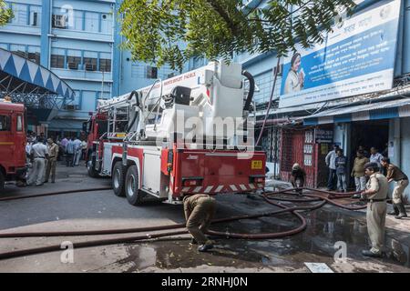 Brand in Krankenhaus in Kalkutta (161121) -- KOLKATA, 21 novembre 2016 -- des pompiers indiens travaillent autour d'un moteur de pompiers à l'hôpital SSKM à Kolkata, capitale de l'État indien du Bengale occidental, 21 novembre 2016. Un incendie s'est déclaré à Kolkata lundi. Des sources de pompiers ont déclaré qu'au moins seize pompiers ont été pressés pour éteindre le feu et que certains patients ont été déplacés. Il n ' y a pas encore eu de victimes. ) (wtc) INDIA-KOLKATA-SSKM HOSPITAL-FIRE TumpaxMondal PUBLICATIONxNOTxINxCHN Brand in Hospital in Calcutta Kolkata nov 21 2016 les pompiers indiens travaillent autour d'un moteur de pompiers À L'hôpital SSKM de Ko Banque D'Images