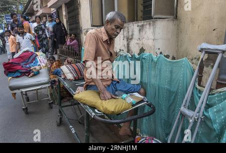 Brand in Krankenhaus in Kalkutta (161121) - KOLKATA, le 21 novembre 2016 - les patients sont évacués lors d'un incendie qui s'est déclaré à l'hôpital SSKM à Kolkata, capitale de l'État indien du Bengale occidental, le 21 novembre 2016. Un incendie s'est déclaré à Kolkata lundi. Des sources de pompiers ont déclaré qu'au moins seize pompiers ont été pressés pour éteindre le feu et que certains patients ont été déplacés. Il n ' y a pas encore eu de victimes. ) (wtc) INDIA-KOLKATA-SSKM HOSPITAL-FIRE TumpaxMondal PUBLICATIONxNOTxINxCHN Brand à l'hôpital de Calcutta Kolkata novembre 21 2016 les patients sont évacués lors d'un incendie qui a éclaté À SSKM Ho Banque D'Images