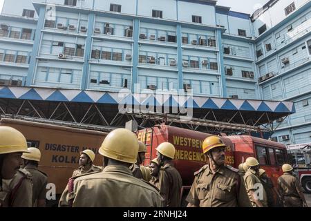 Bilder des Tages Brand in Krankenhaus in Kalkutta (161121) -- KOLKATA, Nov. 21, 2016 -- Indian fire fighters work near SSKM Hospital in Kolkata, capital of Indian state West Bengal, Nov. 21, 2016. A fire broke out in Kolkata on Monday. Fire brigade sources said at least sixteen fire engines were pressed in to douse the fire and some patients were shifted. There were no reports of casualties yet. ) (wtc) INDIA-KOLKATA-SSKM HOSPITAL-FIRE TumpaxMondal PUBLICATIONxNOTxINxCHN   Images the Day Brand in Hospital in Calcutta  Kolkata Nov 21 2016 Indian Fire Fighters Work Near SSKM Hospital in Kolkata Stock Photo