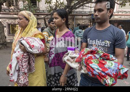 Brand in Krankenhaus in Kalkutta (161121) - KOLKATA, le 21 novembre 2016 - les patients sont évacués lors d'un incendie qui s'est déclaré à l'hôpital SSKM à Kolkata, capitale de l'État indien du Bengale occidental, le 21 novembre 2016. Un incendie s'est déclaré à Kolkata lundi. Des sources de pompiers ont déclaré qu'au moins seize pompiers ont été pressés pour éteindre le feu et que certains patients ont été déplacés. Il n ' y a pas encore eu de victimes. ) (wtc) INDIA-KOLKATA-SSKM HOSPITAL-FIRE TumpaxMondal PUBLICATIONxNOTxINxCHN Brand à l'hôpital de Calcutta Kolkata novembre 21 2016 les patients sont évacués lors d'un incendie qui a éclaté À SSKM Ho Banque D'Images