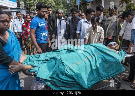 Brand in Krankenhaus in Kalkutta (161121) - KOLKATA, le 21 novembre 2016 - les patients sont évacués lors d'un incendie qui s'est déclaré à l'hôpital SSKM à Kolkata, capitale de l'État indien du Bengale occidental, le 21 novembre 2016. Un incendie s'est déclaré à Kolkata lundi. Des sources de pompiers ont déclaré qu'au moins seize pompiers ont été pressés pour éteindre le feu et que certains patients ont été déplacés. Il n ' y a pas encore eu de victimes. ) (wtc) INDIA-KOLKATA-SSKM HOSPITAL-FIRE TumpaxMondal PUBLICATIONxNOTxINxCHN Brand à l'hôpital de Calcutta Kolkata novembre 21 2016 les patients sont évacués lors d'un incendie qui a éclaté À SSKM Ho Banque D'Images