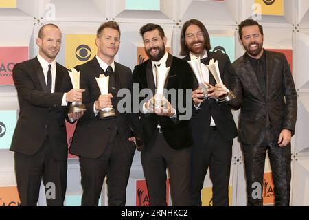 (G-D) les chanteurs Whit Sellers, Trevor Rosen, Matthew Ramsey, Brad Tursi et Geoff Sprung de Old Dominion, lauréats du nouveau duo vocal ou Groupe de l’année, posent dans la salle de presse lors de la 51e Academy of Country Music Awards à la MGM Grand Garden Arena le 3 avril, 2016 à Las Vegas, Nevada. États-Unis - 2016 - 51e Academy of Country Music Awards à Las Vegas - salle de presse - Old Dominion DebbyxWong PUBLICATIONxNOTxINxCHN l r chanteurs Whitbread vendeurs Trevor Roses Matthew Ramsey Brad Tursi et Geoff Jump of Old Dominion gagnants du nouveau duo vocal ou Groupe de l'année posent la salle de presse pendant la 51e AC Banque D'Images