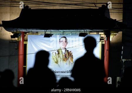 (161126) -- BANGKOK, 26 novembre 2016 -- les personnes en deuil regardent une affiche montrant le défunt roi Bhumibol Adulyadej de Thaïlande lors d'un événement de deuil qui s'est tenu au Chinatown de Bangkok, Thaïlande, le 26 novembre 2016. La Thaïlande a été plongée dans le chagrin après la mort du roi Bhumibol le 13 octobre, avec des événements de deuil et de révérence qui ont lieu dans tout le pays pendant une période de deuil d'un an. (zw) THAÏLANDE-BANGKOK-CHINATOWN-KING-BHUMIBOL-DEUIL LixMangmang PUBLICATIONxNOTxINxCHN Bangkok novembre 26 2016 Morne Regardez une affiche montrant Thai Country S défunt Roi Bhumibol Adulyadej lors d'un deuil Event Hero À Banque D'Images