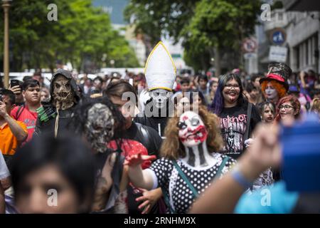 (161128) -- BUENOS AIRES, 27 novembre 2016 -- des gens participent à la marche des zombies à Buenos Aires, Argentine, le 27 novembre 2016. )(zcc) ARGENTINA-BUENOS AIRES-ZOMBIE WALK MARTINxZABALA PUBLICATIONxNOTxINxCHN Buenos Aires nov. 27 2016 célébrités participent à la marche Zombie à Buenos Aires Argentine LE 27 2016 nov. ZCC Argentina Buenos Aires Zombie Walk MartinXZabala PUBLICATIONxNOTxINxCHN Banque D'Images